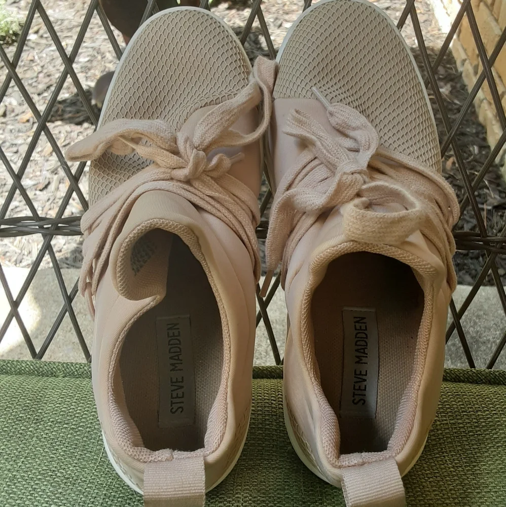 Steve Madden Blush Pink Lancer Soft Neoprene Fabric Sneakers Size 6.5.